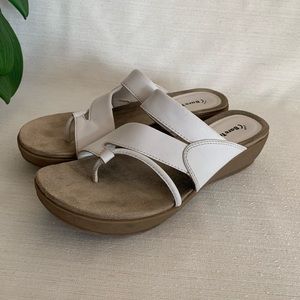 BareTraps Tan and White Sandals with Ergonomic Design